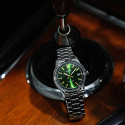 Casio Edifice EFR-109D-3A muški sat Vintage Sport Green Sunray Dial 38mm Gold Detail 10ATM NOVO